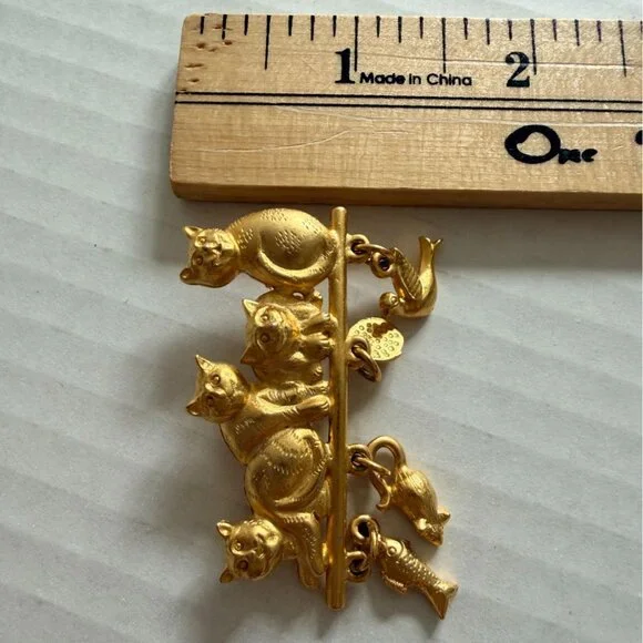 Vintage Style Gold Tone Cat Brooch w Dangle Fish & Bird Charms - Picture 5 of 5